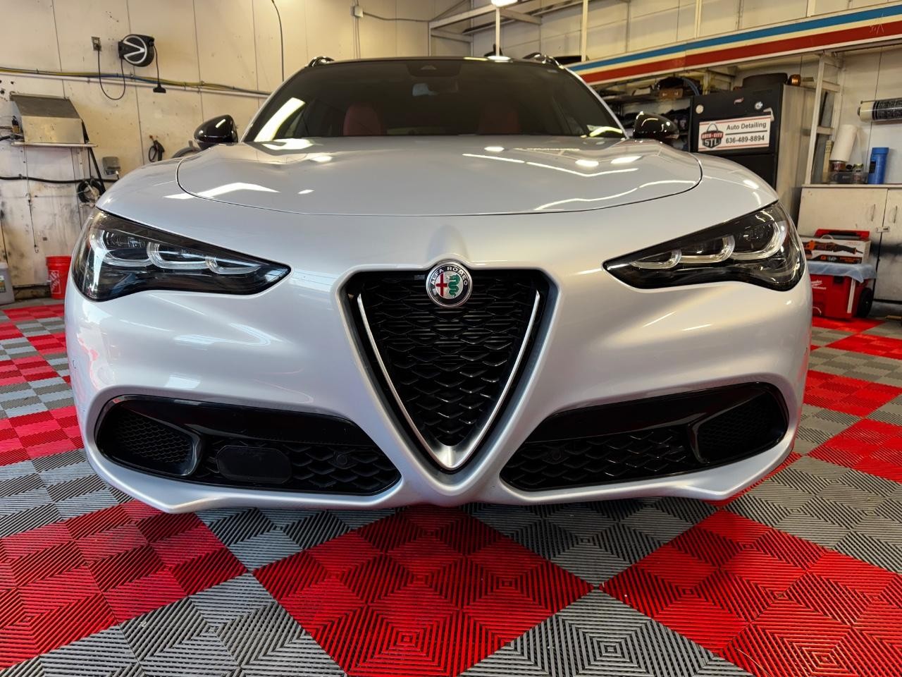 Alfa Romeo Stelvio Vehicle Full-screen Gallery Image 02
