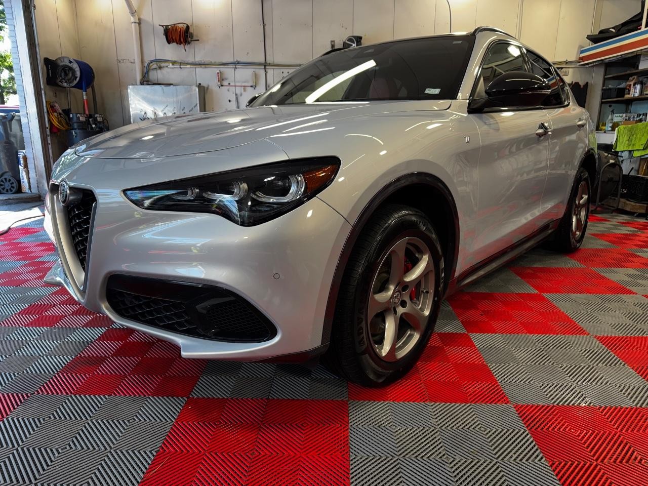 Alfa Romeo Stelvio Vehicle Full-screen Gallery Image 03