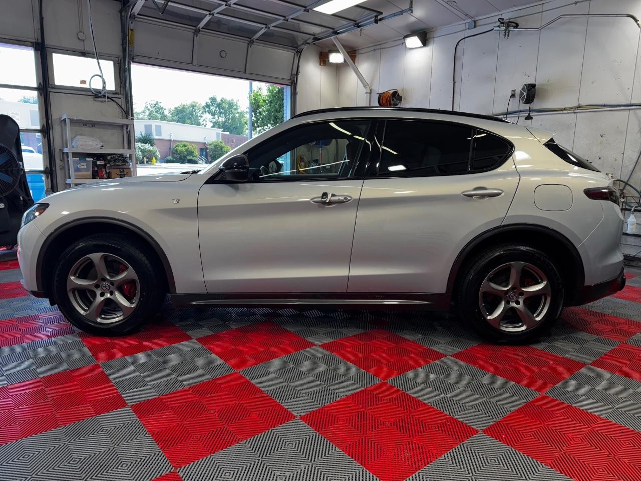 Alfa Romeo Stelvio Vehicle Full-screen Gallery Image 04