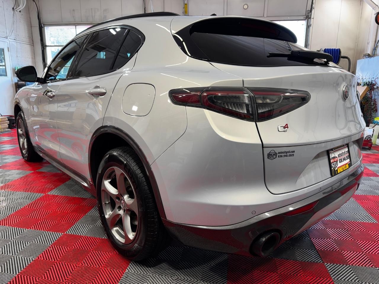 Alfa Romeo Stelvio Vehicle Full-screen Gallery Image 05