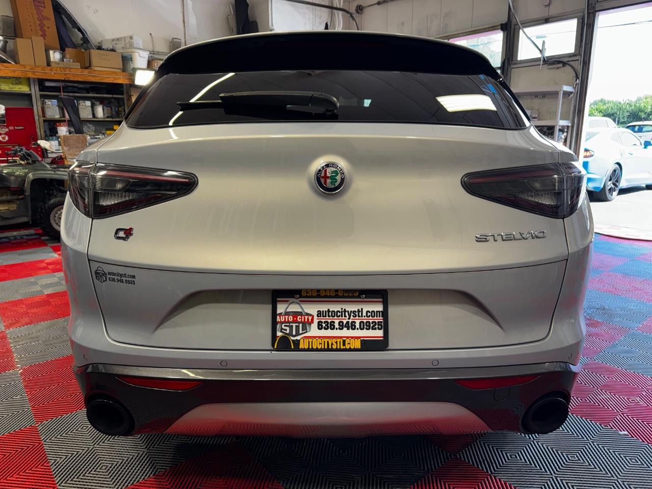 Alfa Romeo Stelvio Vehicle Full-screen Gallery Image 06