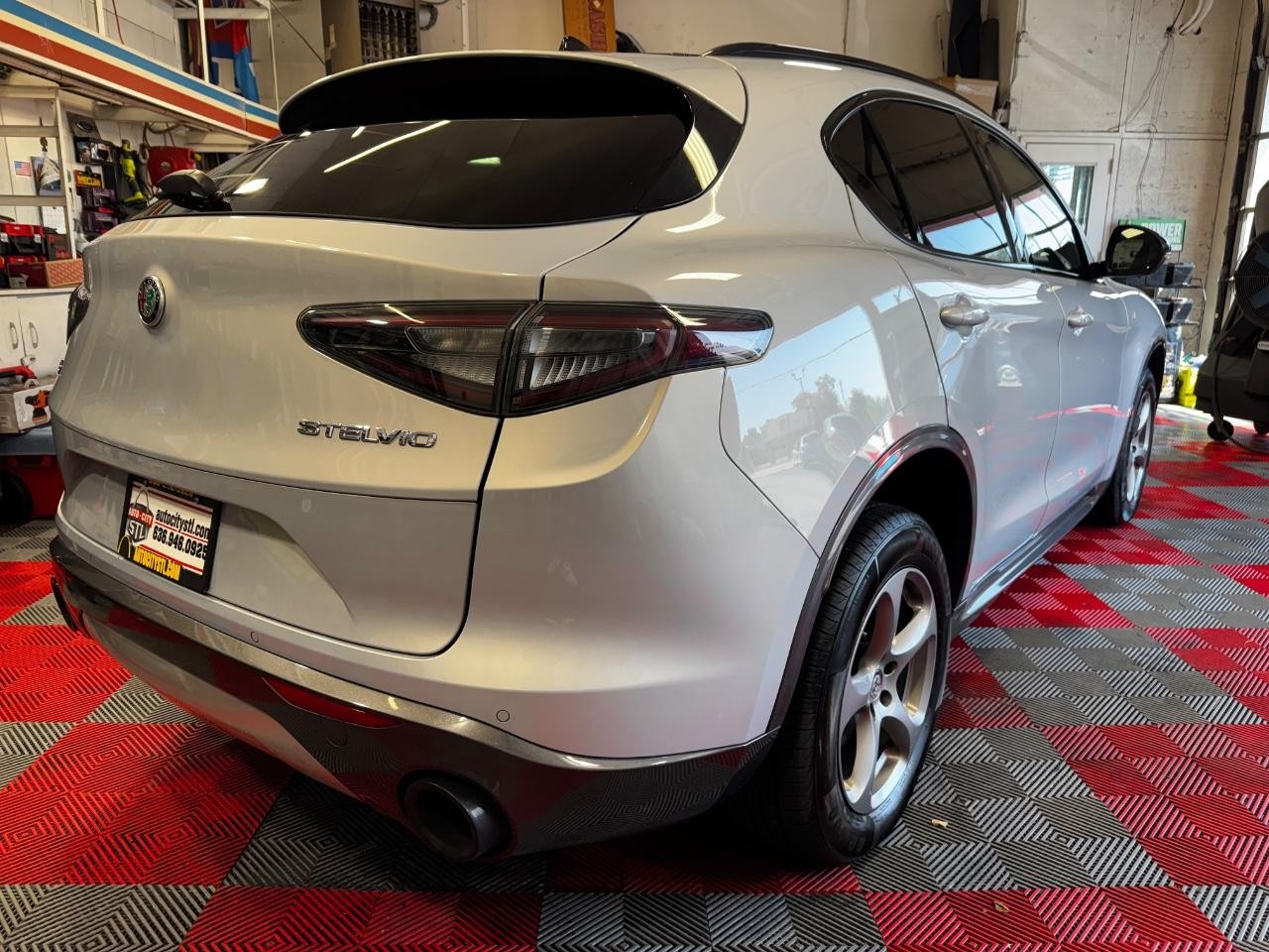 Alfa Romeo Stelvio Vehicle Full-screen Gallery Image 07