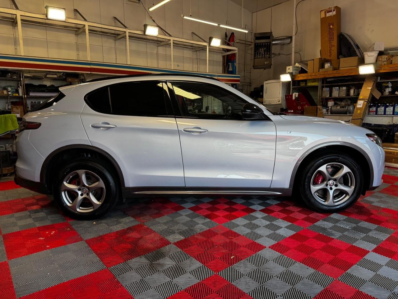 Alfa Romeo Stelvio Vehicle Full-screen Gallery Image 08