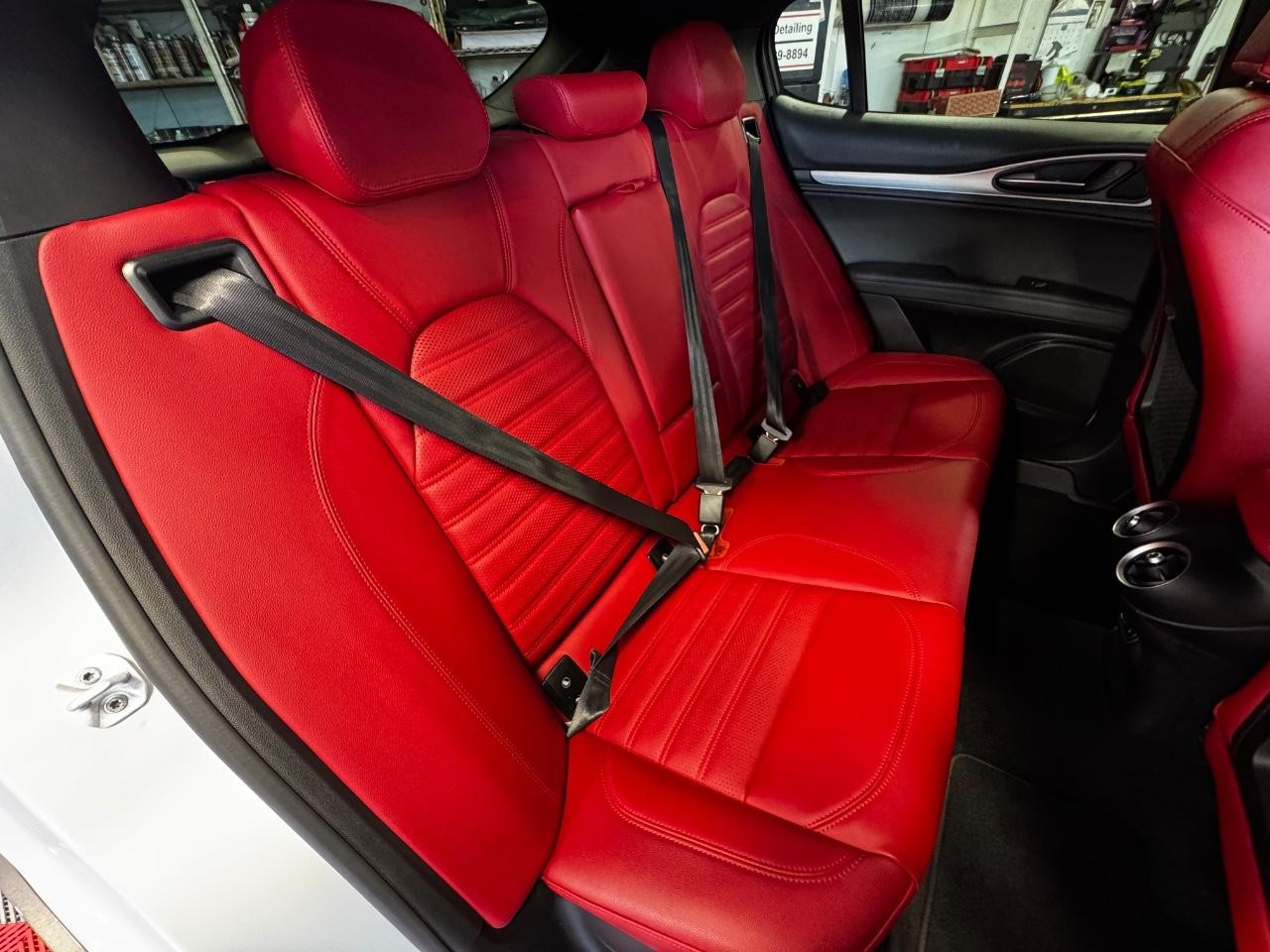 Alfa Romeo Stelvio Vehicle Full-screen Gallery Image 09