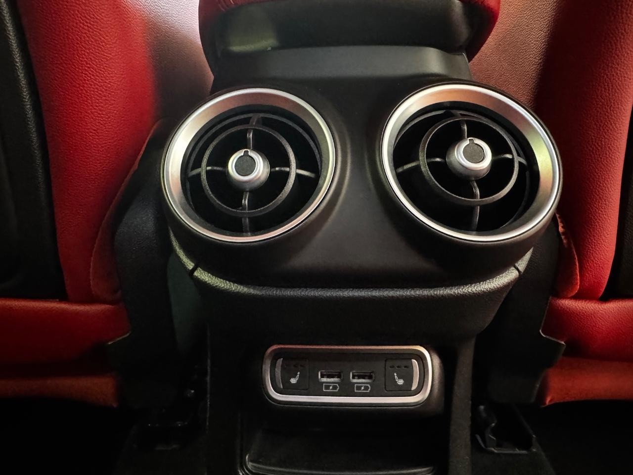 Alfa Romeo Stelvio Vehicle Full-screen Gallery Image 10