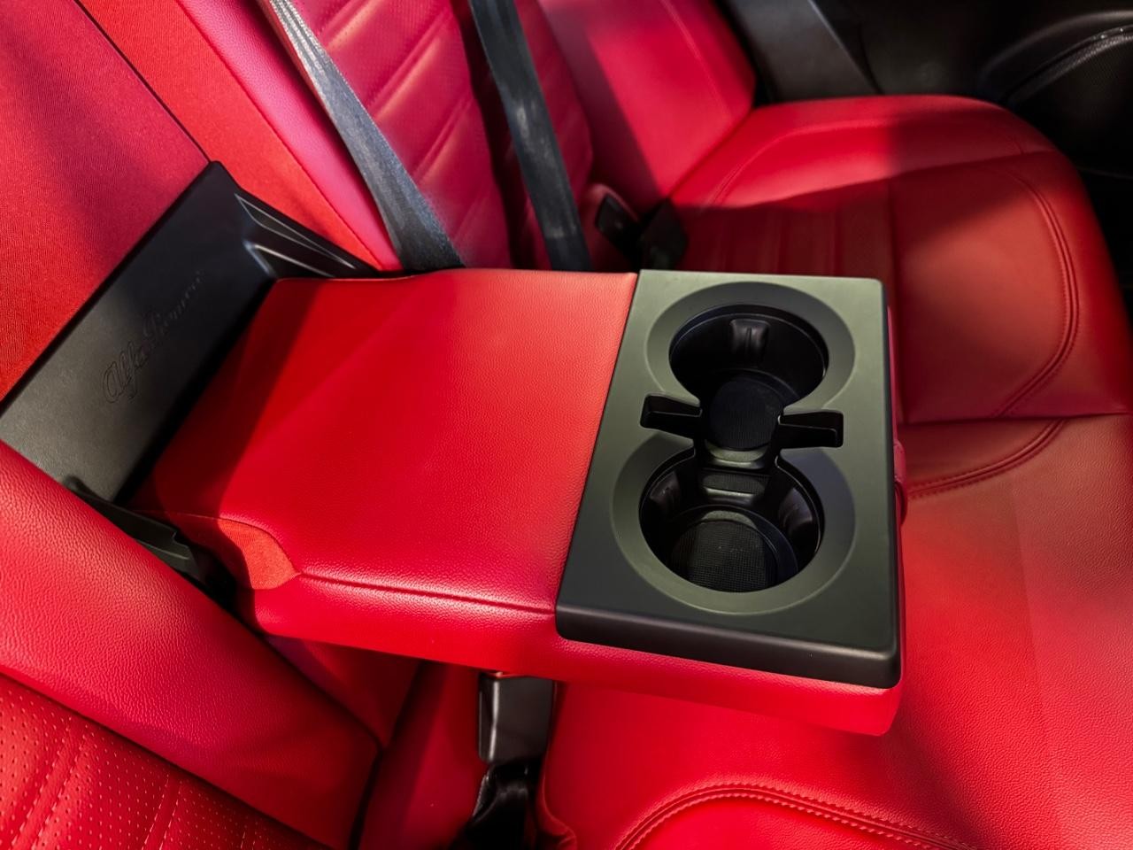 Alfa Romeo Stelvio Vehicle Full-screen Gallery Image 12
