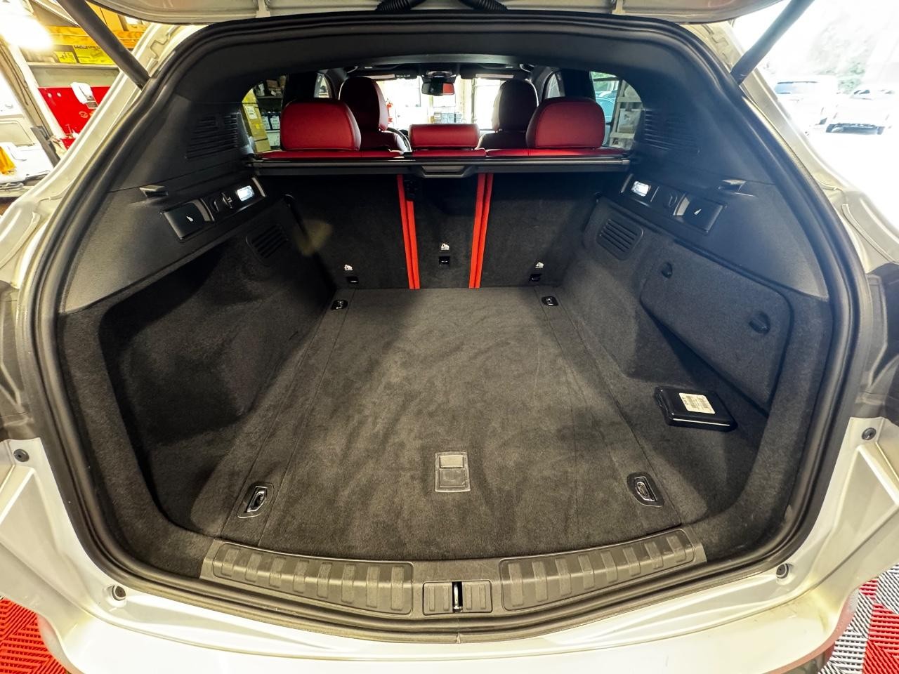 Alfa Romeo Stelvio Vehicle Full-screen Gallery Image 13