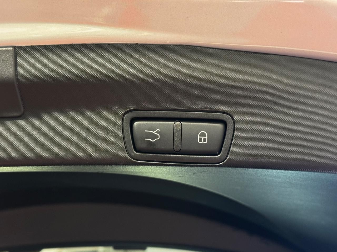 Alfa Romeo Stelvio Vehicle Full-screen Gallery Image 15
