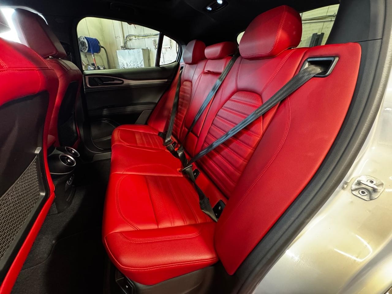 Alfa Romeo Stelvio Vehicle Full-screen Gallery Image 16