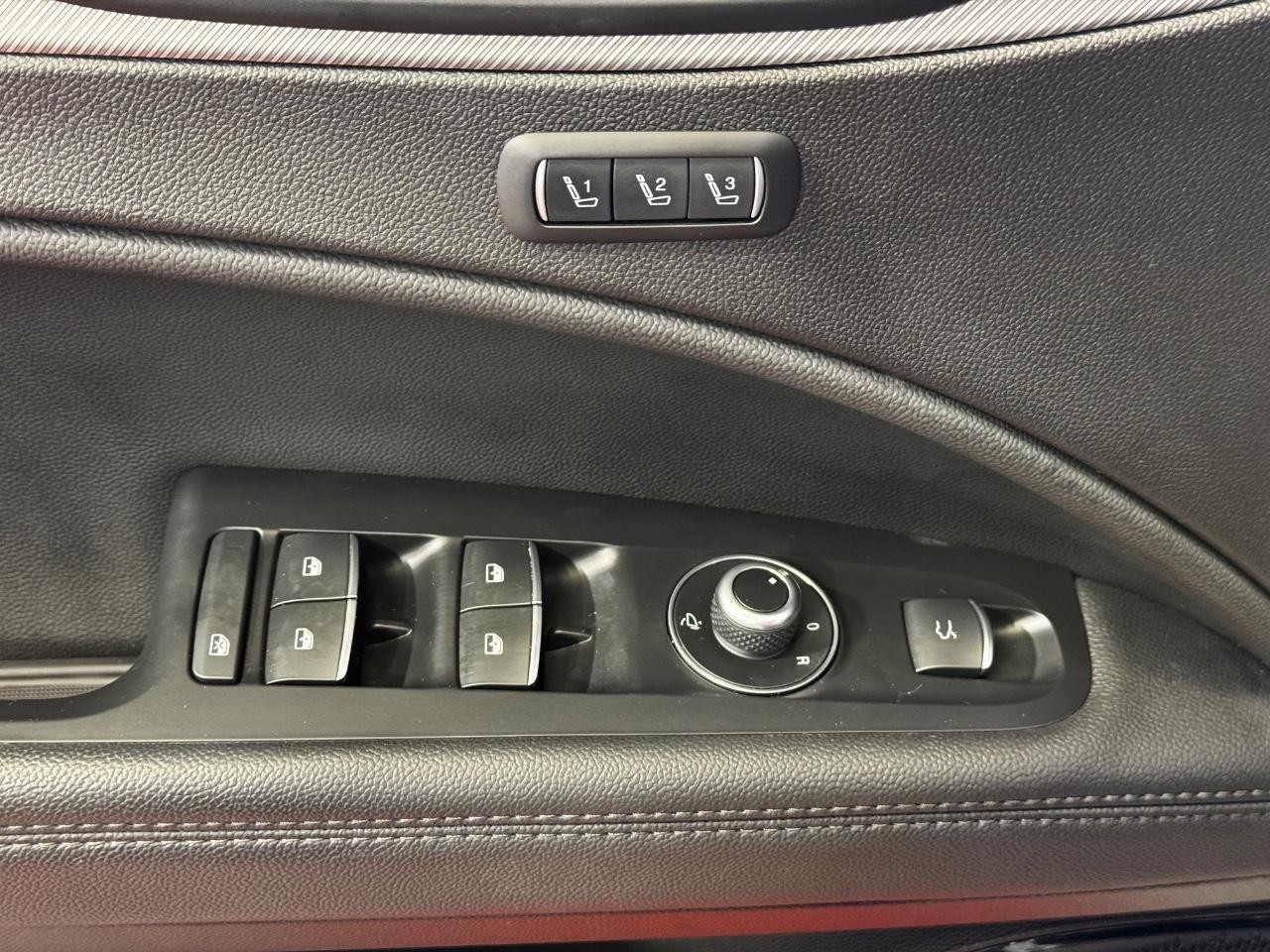 Alfa Romeo Stelvio Vehicle Full-screen Gallery Image 18