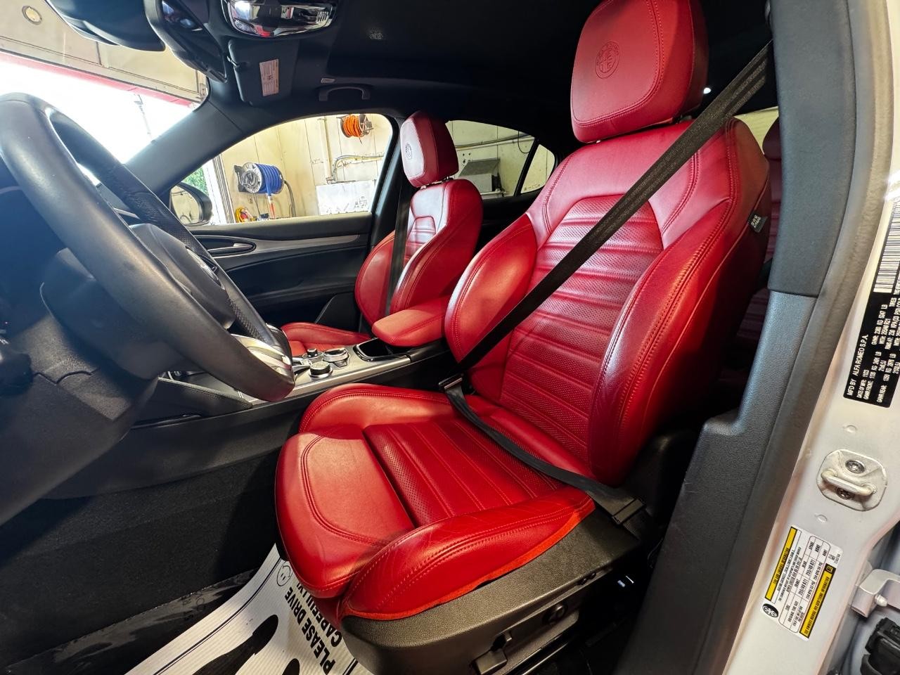 Alfa Romeo Stelvio Vehicle Full-screen Gallery Image 19