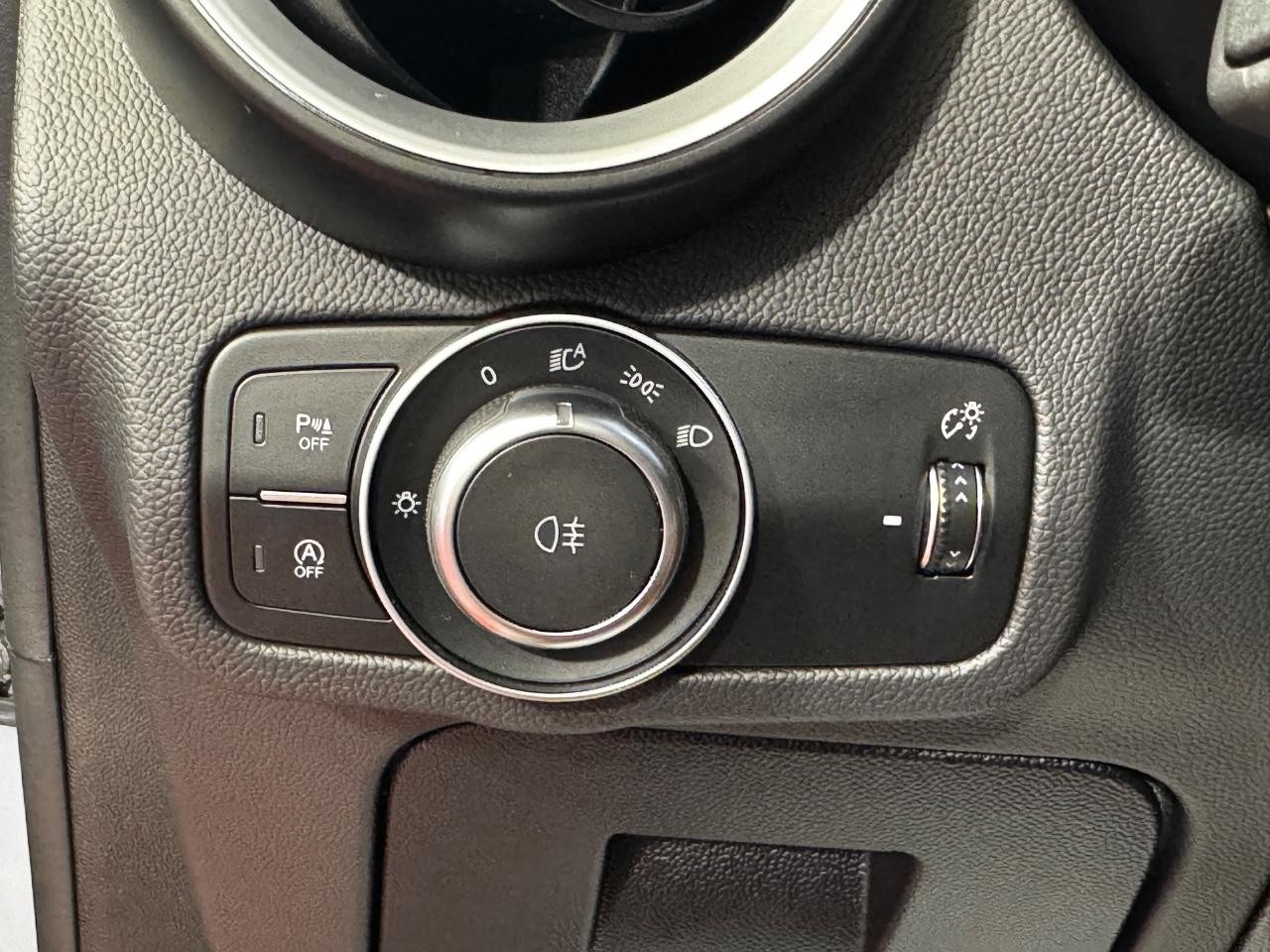 Alfa Romeo Stelvio Vehicle Full-screen Gallery Image 20