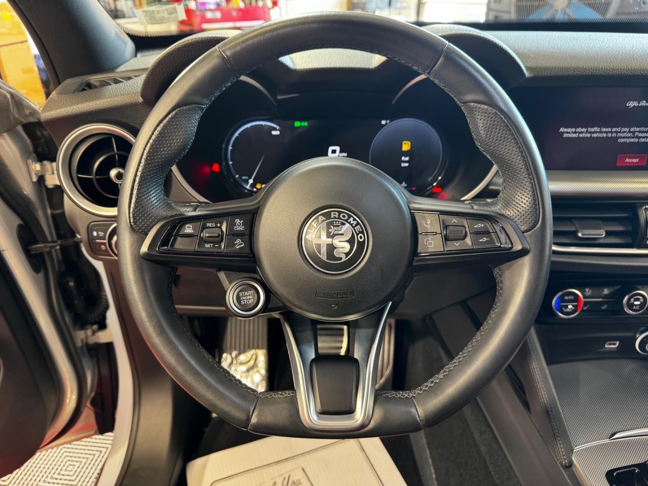 Alfa Romeo Stelvio Vehicle Full-screen Gallery Image 21