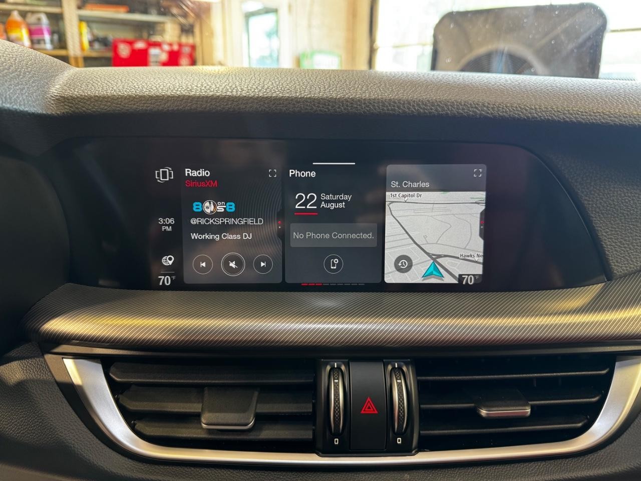 Alfa Romeo Stelvio Vehicle Full-screen Gallery Image 23