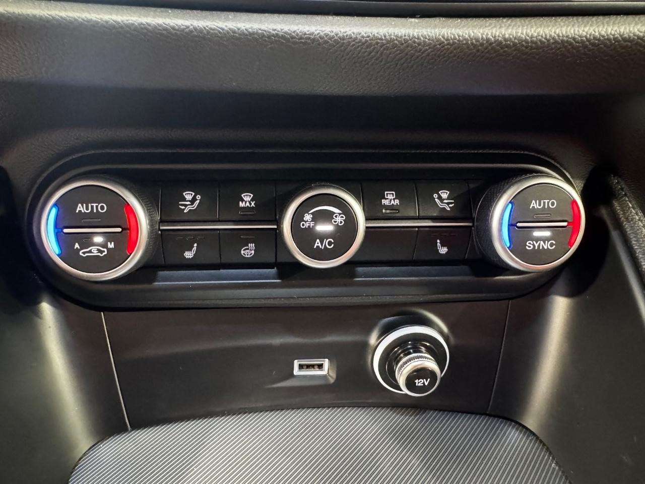 Alfa Romeo Stelvio Vehicle Full-screen Gallery Image 24