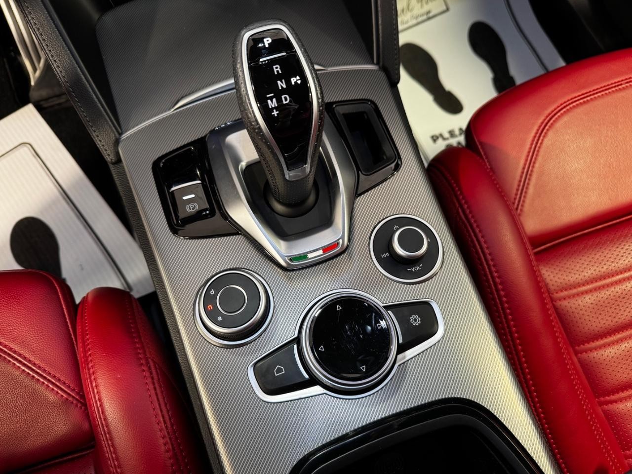 Alfa Romeo Stelvio Vehicle Full-screen Gallery Image 25