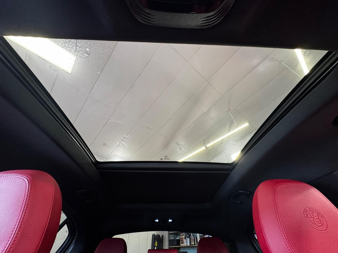 Alfa Romeo Stelvio Vehicle Full-screen Gallery Image 27