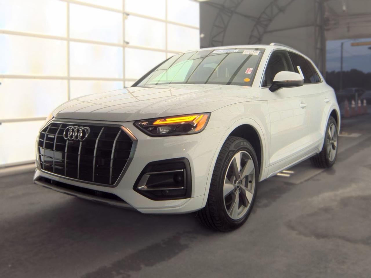 Audi Q5 Vehicle Full-screen Gallery Image 02
