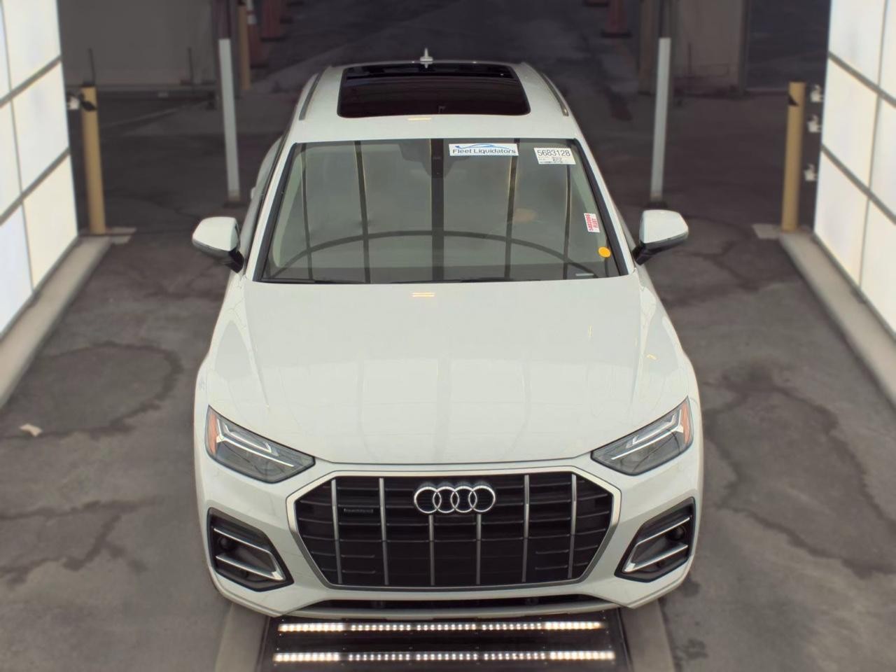 Audi Q5 Vehicle Full-screen Gallery Image 03