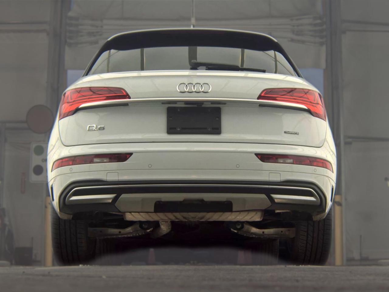 Audi Q5 Vehicle Full-screen Gallery Image 06