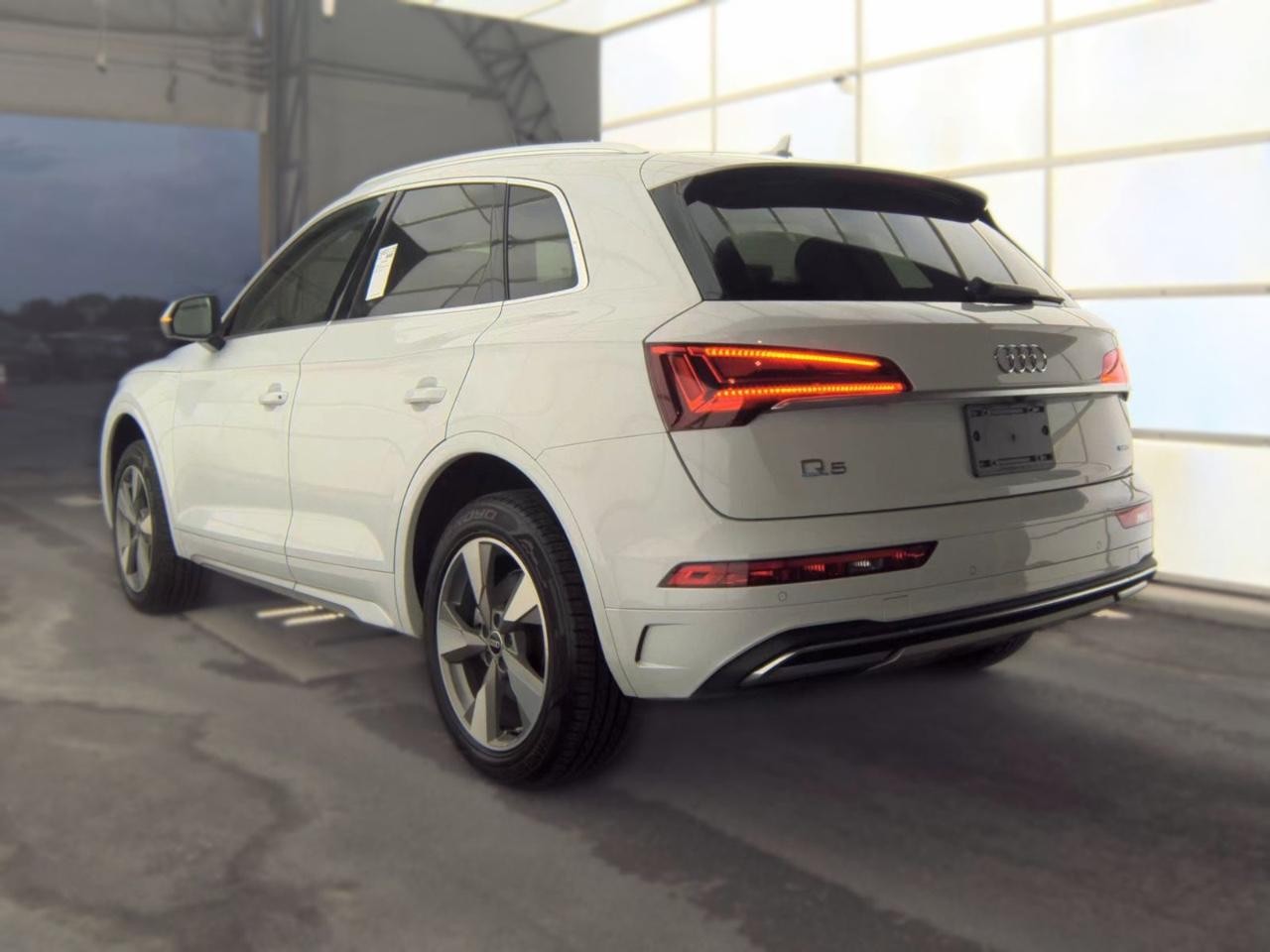 Audi Q5 Vehicle Full-screen Gallery Image 07