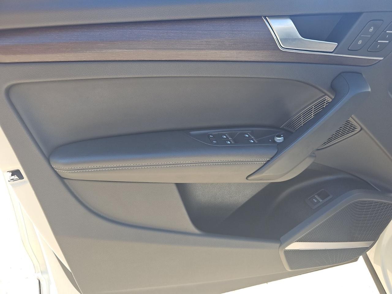 Audi Q5 Vehicle Full-screen Gallery Image 08
