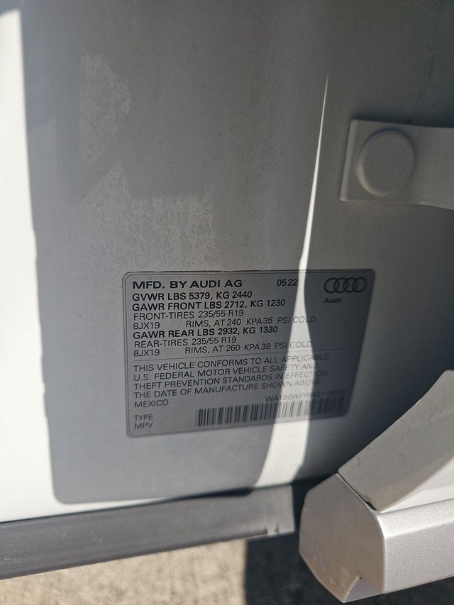 Audi Q5 Vehicle Full-screen Gallery Image 14
