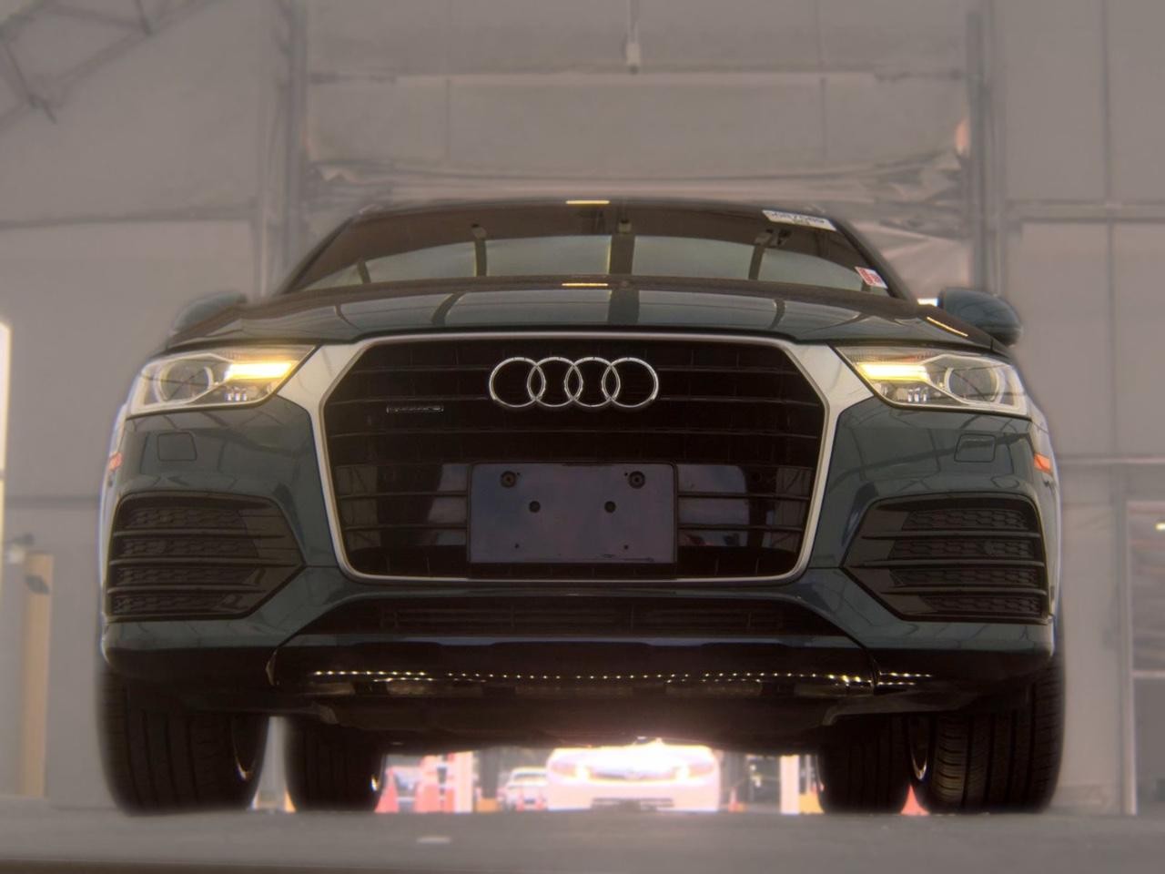 Audi Q3 Vehicle Full-screen Gallery Image 02