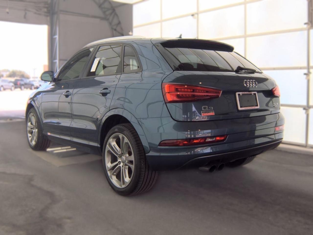 Audi Q3 Vehicle Full-screen Gallery Image 03