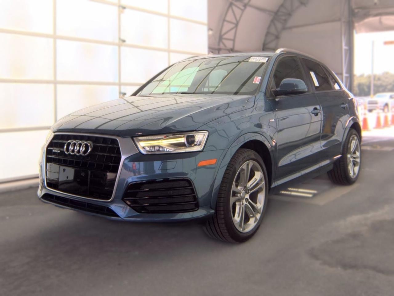 Audi Q3 Vehicle Full-screen Gallery Image 04
