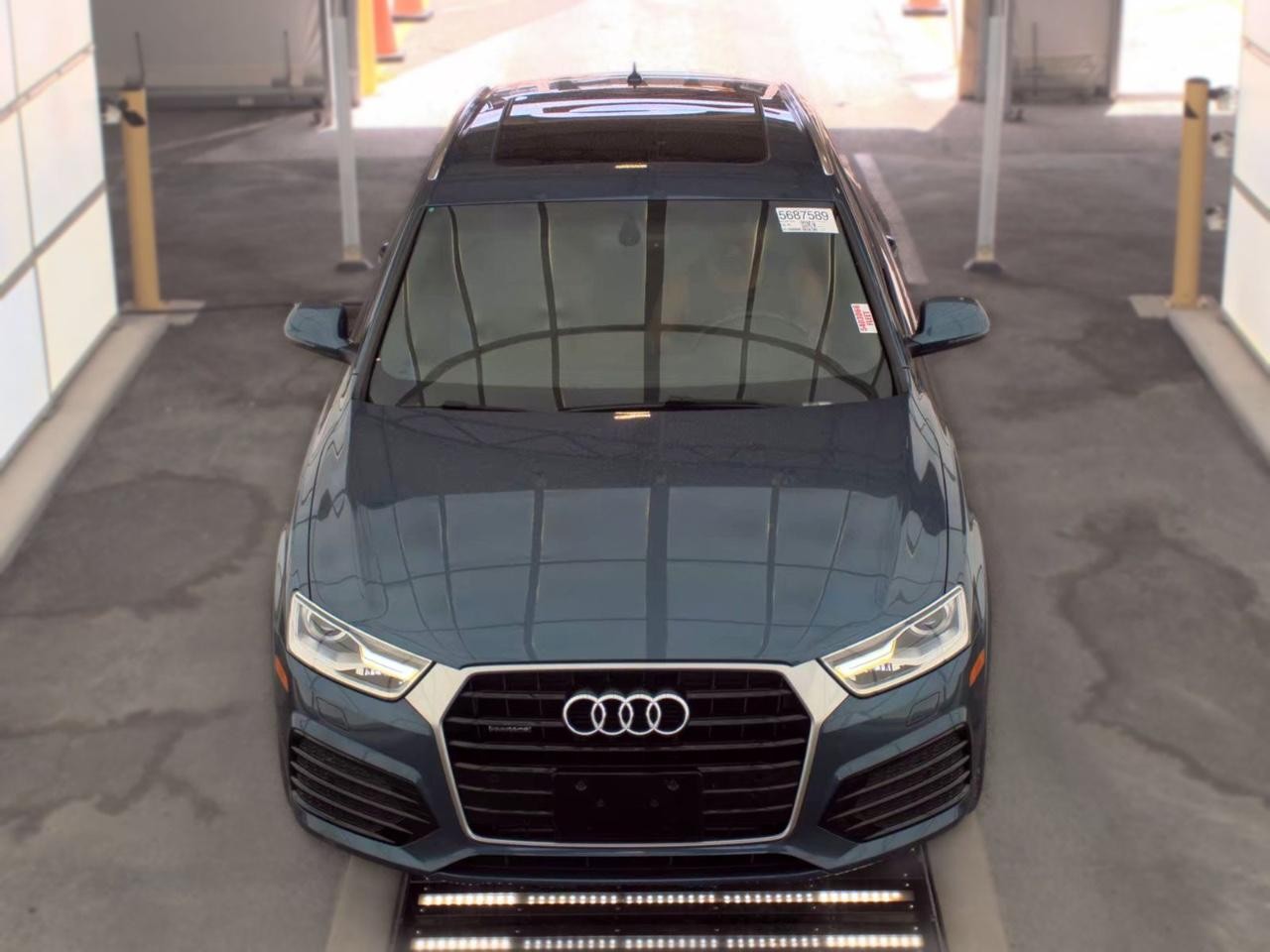Audi Q3 Vehicle Full-screen Gallery Image 05