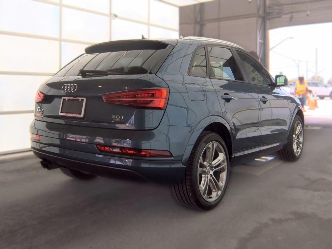 Audi Q3 Vehicle Full-screen Gallery Image 06