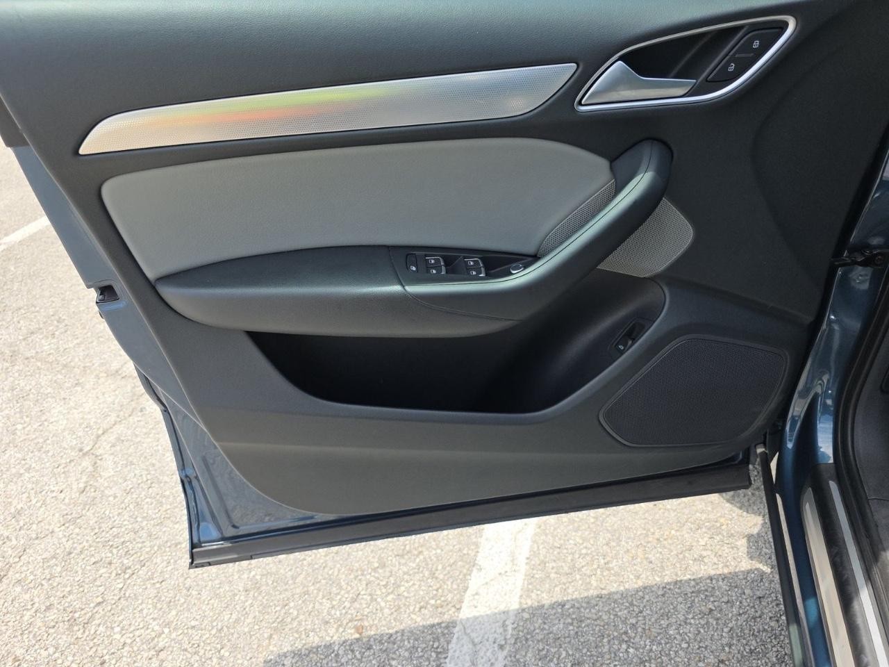 Audi Q3 Vehicle Full-screen Gallery Image 09