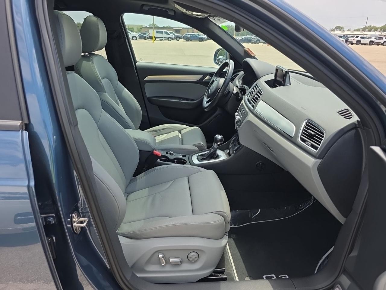 Audi Q3 Vehicle Full-screen Gallery Image 10