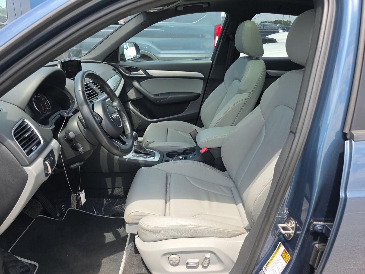 Audi Q3 Vehicle Full-screen Gallery Image 11