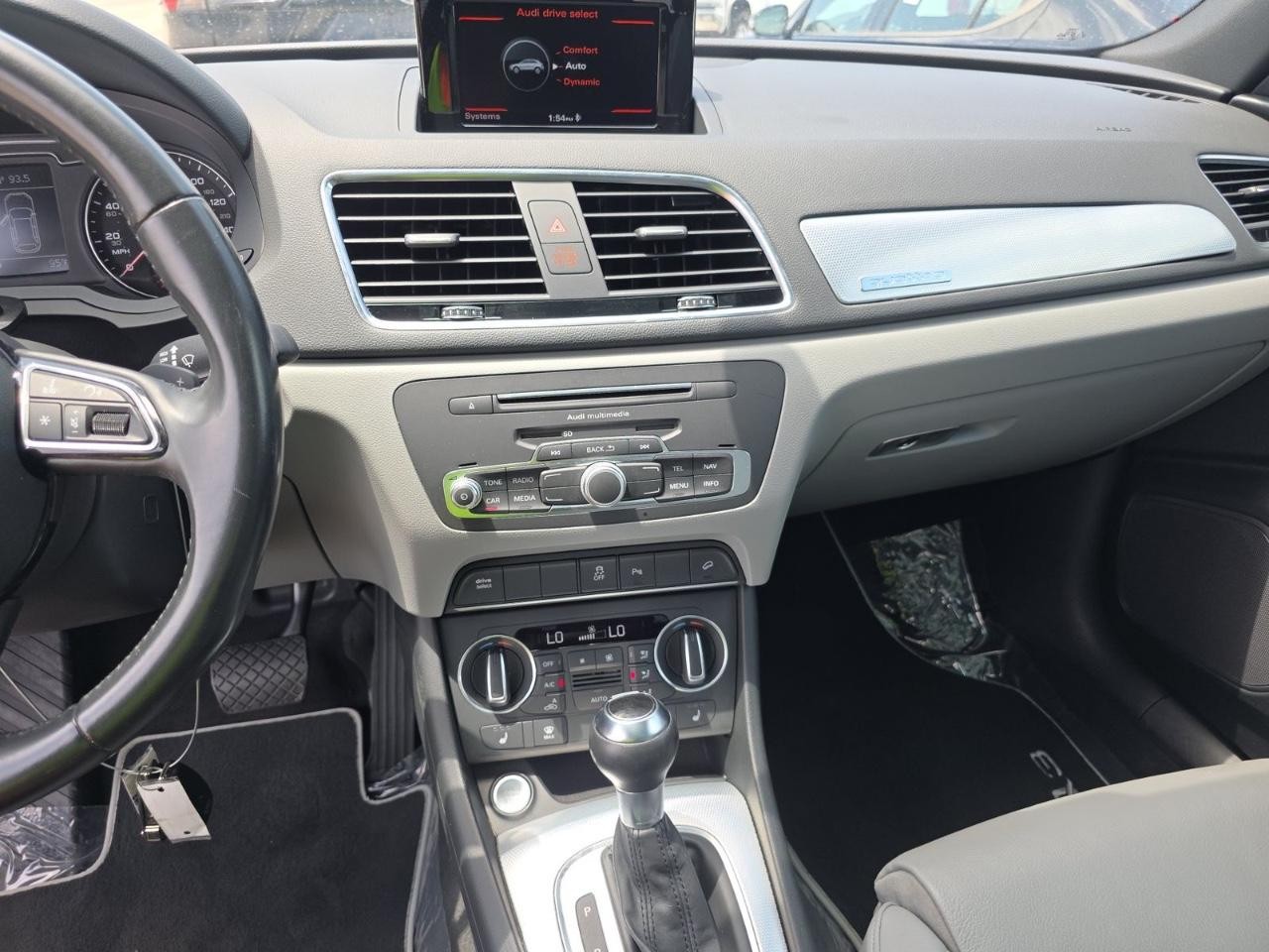 Audi Q3 Vehicle Full-screen Gallery Image 13