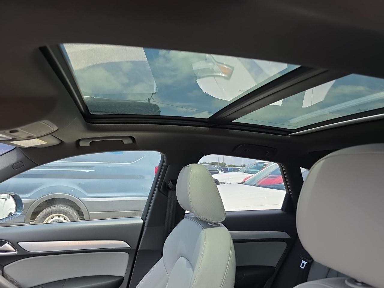 Audi Q3 Vehicle Full-screen Gallery Image 16