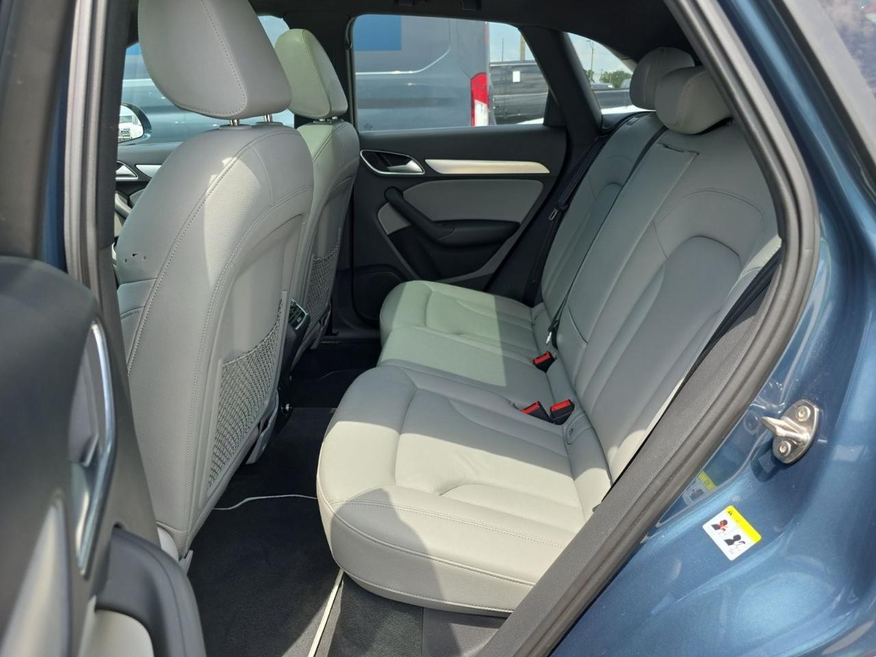 Audi Q3 Vehicle Full-screen Gallery Image 17