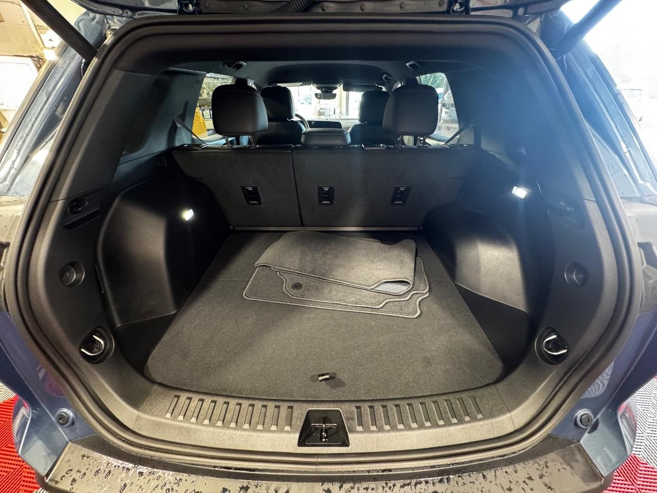 Chevrolet Equinox Vehicle Full-screen Gallery Image 12
