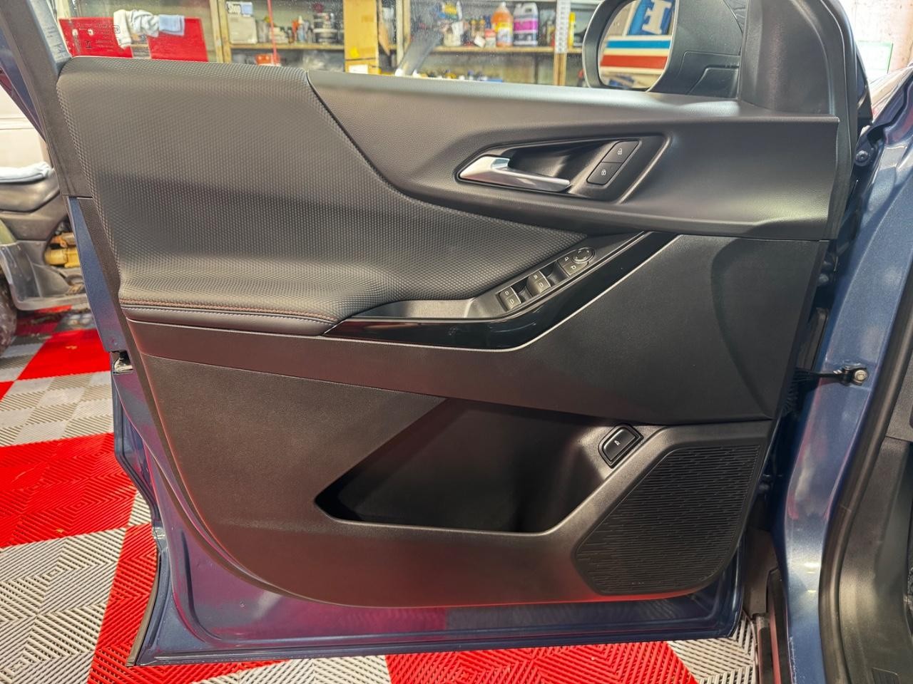 Chevrolet Equinox Vehicle Full-screen Gallery Image 15