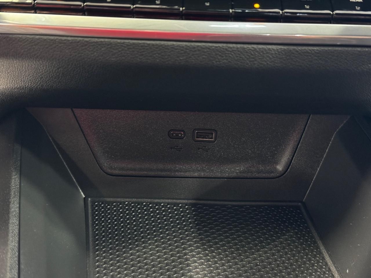 Chevrolet Equinox Vehicle Full-screen Gallery Image 21