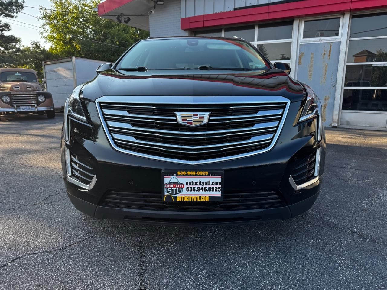 Cadillac XT5 Vehicle Full-screen Gallery Image 02
