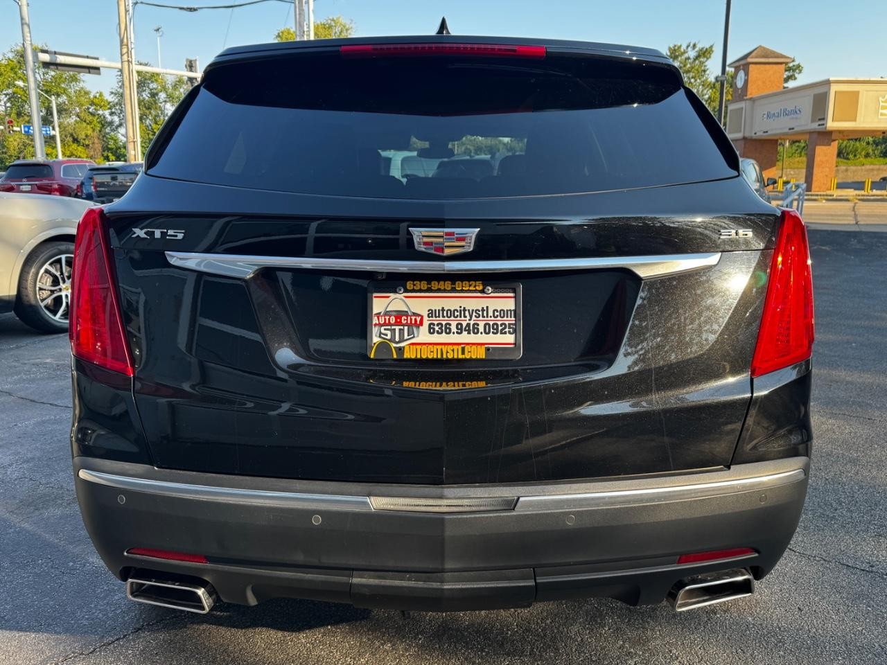 Cadillac XT5 Vehicle Full-screen Gallery Image 06