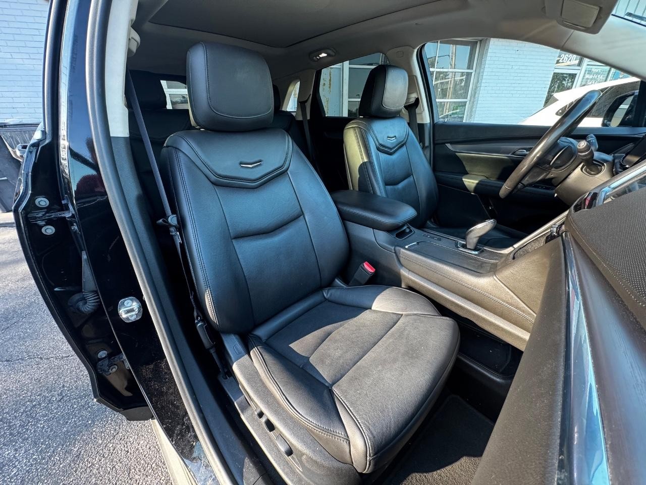Cadillac XT5 Vehicle Full-screen Gallery Image 09