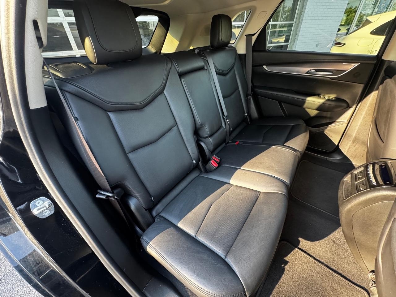 Cadillac XT5 Vehicle Full-screen Gallery Image 10
