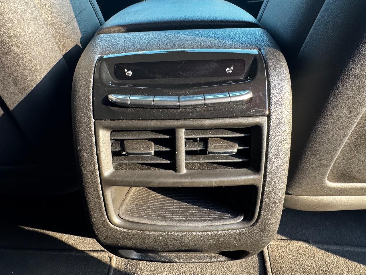 Cadillac XT5 Vehicle Full-screen Gallery Image 11
