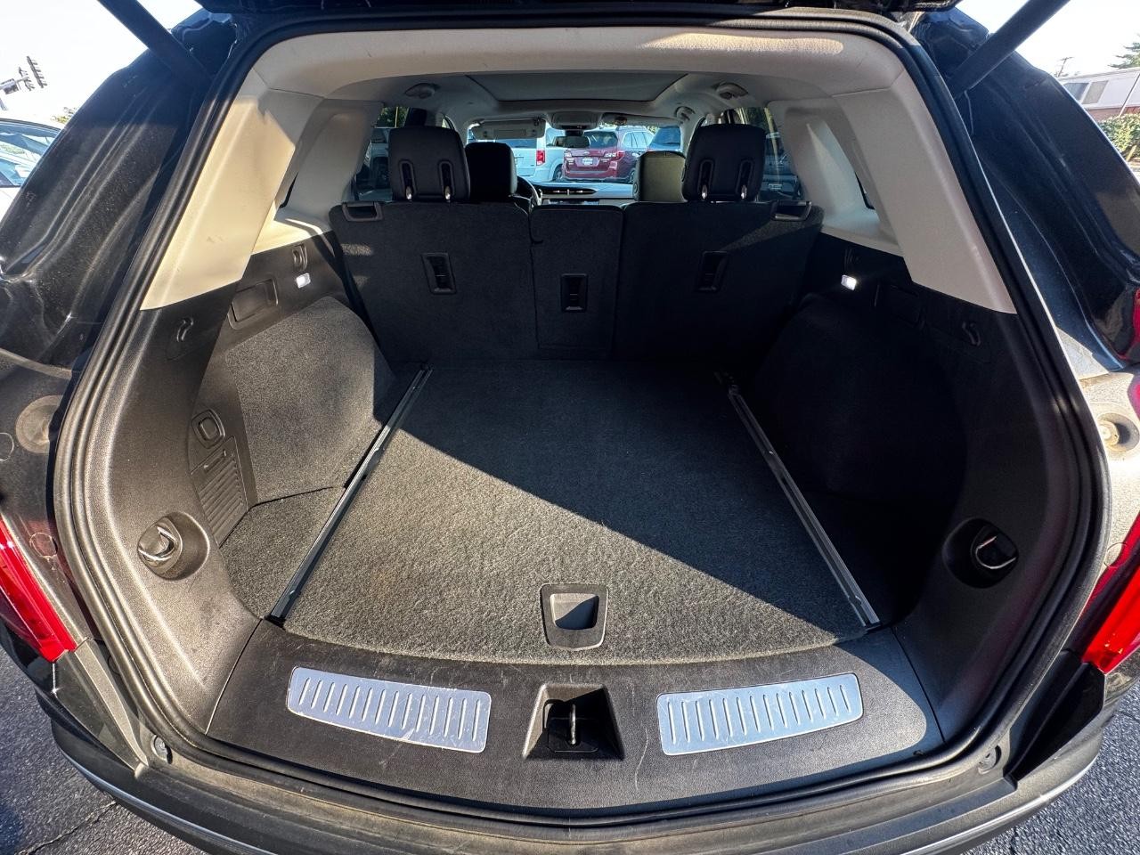 Cadillac XT5 Vehicle Full-screen Gallery Image 13