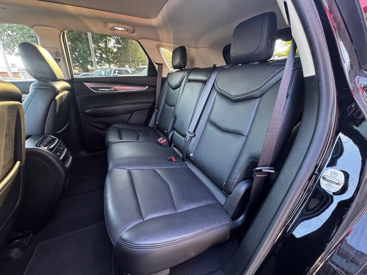 Cadillac XT5 Vehicle Full-screen Gallery Image 15