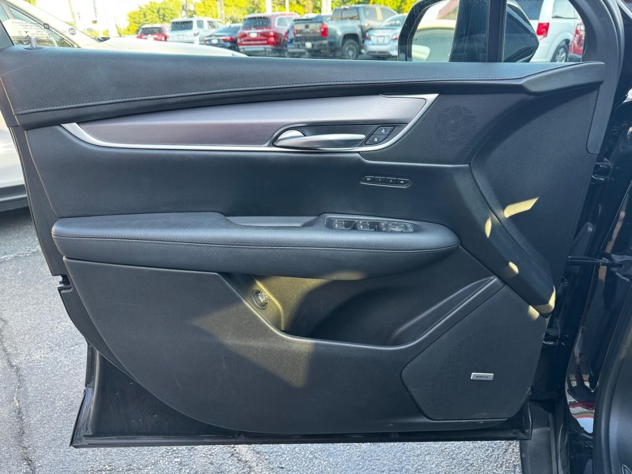 Cadillac XT5 Vehicle Full-screen Gallery Image 16