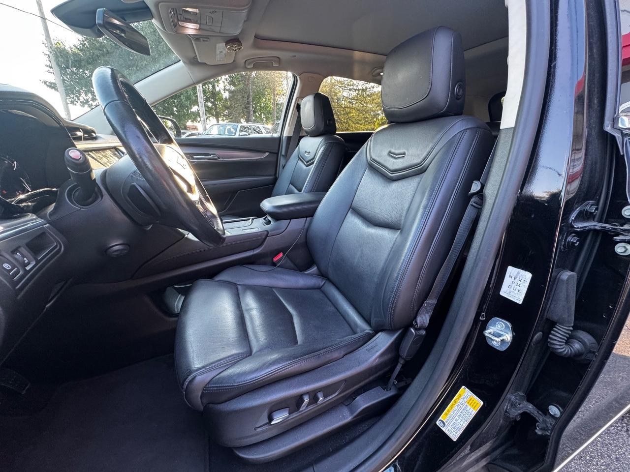 Cadillac XT5 Vehicle Full-screen Gallery Image 18